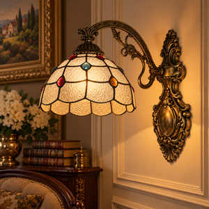 Tiffany wandlamp Kristal: helder structuurglas met gekleurde glasparels, brandend aan de muur
