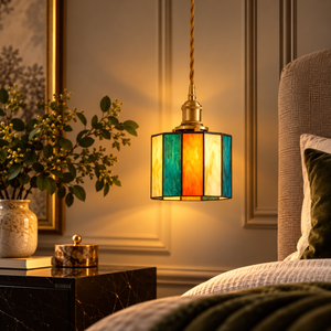 Tiffany hanglamp ontwerp Retrostreep naast het bed