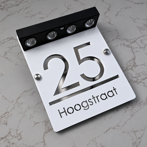 LumiSpot in Wit / zilver: wit huisnummerbord met zilveren letters en vier led-spotjes op zonne-energie