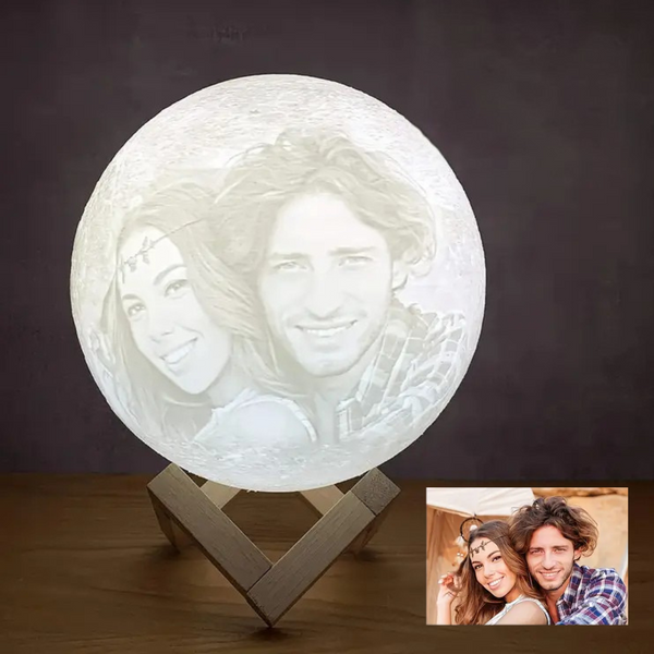 MemoraMoon 3D-geprinte maanlamp met portretfoto van koppel verlicht op houten standaard, vergelijking met originele foto