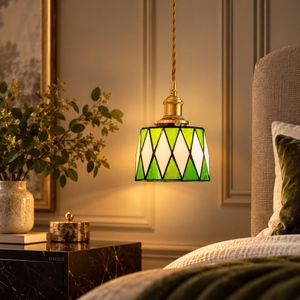 Tiffany hanglamp ontwerp Harlekijn naast het bed