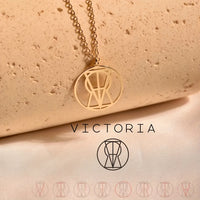 Goudkleurige monogramhanger met de naam Victoria