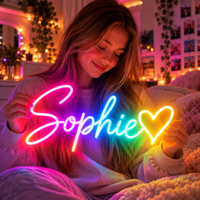 Meisje houdt een RGB neonlamp met de naam Sophie in regenboogkleuren vast