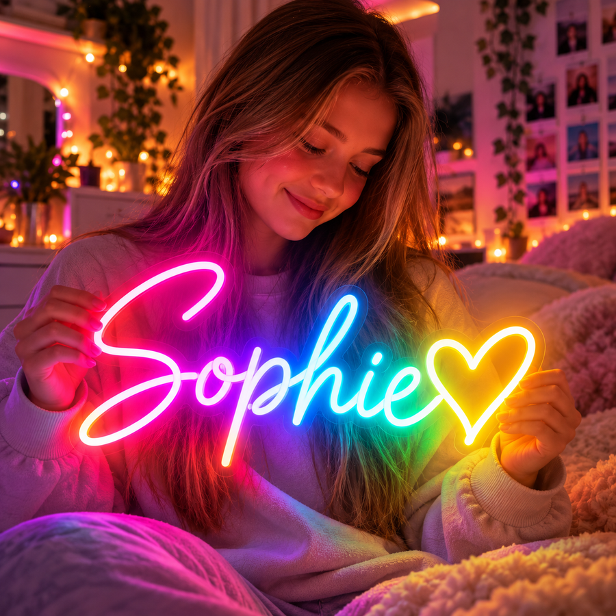 Meisje houdt een RGB neonlamp met de naam Sophie in regenboogkleuren vast