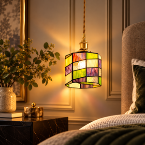 Close-up: Tiffany hanglamp ontwerp Mozaïek naast het bed