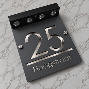 LumiSpot in Antraciet / zilver: antraciet huisnummerbord met zilveren letters en vier led-spotjes op zonne-energie