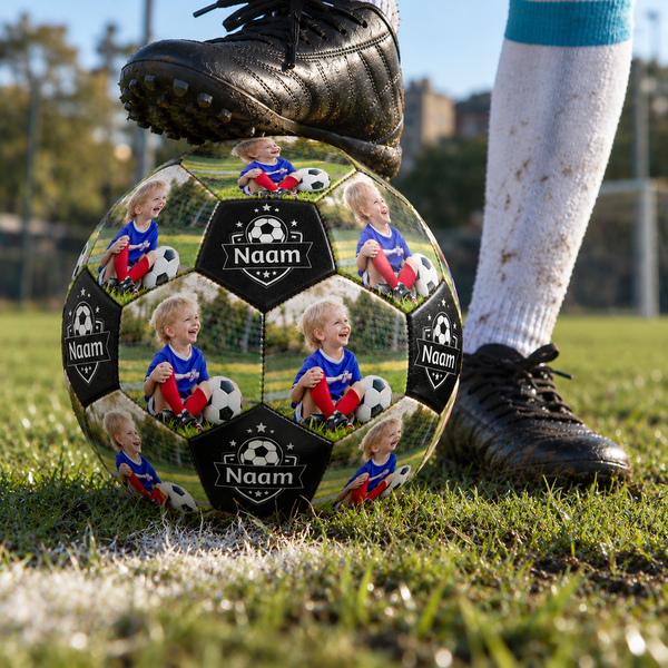 MyGoal voetbal met foto en naam op het gras bij het doel