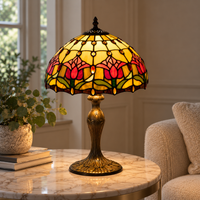 Tiffany tafellamp met tulpen in warm licht op een marmeren tafel