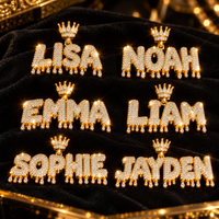 Zes CrownName naamhangers met kroontje in goud: Lisa, Noah, Emma, Liam, Sophie en Jayden