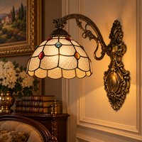 Tiffany wandlamp Kristal: helder structuurglas met gekleurde glasparels, brandend aan de muur