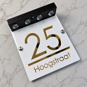 LumiSpot in Wit / goud: wit huisnummerbord met gouden letters en vier led-spotjes op zonne-energie