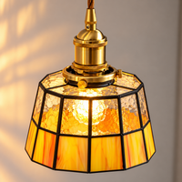 Brandende Tiffany hanglamp met amberkleurig glas-in-lood en koperen fitting