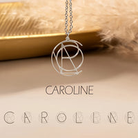 Zilverkleurige naamketting waarin alle letters van de naam Caroline over elkaar liggen