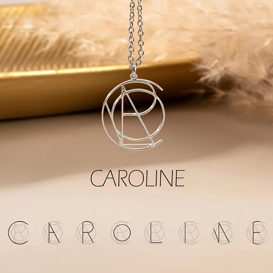 Zilverkleurige naamketting waarin alle letters van de naam Caroline over elkaar liggen