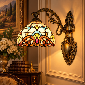 Tiffany wandlamp Barok aan de muur: glas-in-lood in wit, oranje en rood met sierlijke krullen
