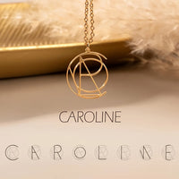 Goudkleurige naamketting met het monogram van de naam Caroline