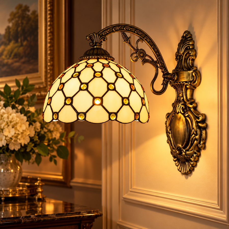 Tiffany wandlamp, ontwerp Honing: crèmekleurig glas-in-lood met amberkleurige glasparels, brandend aan de muur