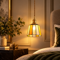 Tiffany hanglamp ontwerp Honing naast het bed