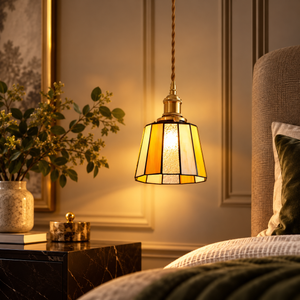 Tiffany hanglamp ontwerp Honing naast het bed
