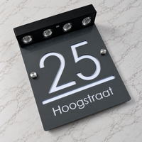 LumiSpot in Antraciet / wit: antraciet huisnummerbord met witte letters en vier led-spotjes op zonne-energie