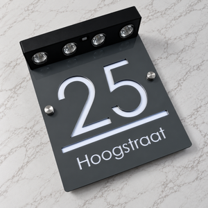 LumiSpot in Antraciet / wit: antraciet huisnummerbord met witte letters en vier led-spotjes op zonne-energie