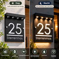 LumiSpot overdag en in het donker: de spotjes gaan vanzelf aan en verlichten huisnummer en straatnaam