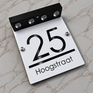 LumiSpot in Wit / zwart: wit huisnummerbord met zwarte letters en vier led-spotjes op zonne-energie
