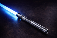 NeoBlade Elite RGB lichtzwaard volledige productfoto — blauwe LED-blade met activatieknop en metalen handvat