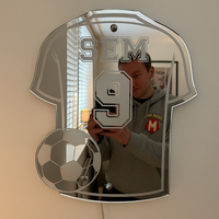 FootaGlow voetbalshirt-lamp uitgeschakeld toont spiegelacryl materiaal met naam Sem en rugnummer 9 lasergegraveerd