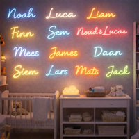 Neon naamlampen met jongens-namen in babykamer — kraamcadeau jongen
