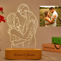 HeartGlow fotolamp met lasergegraveerd portret van bruidspaar Karin en Jeroen op houten basis, vergelijking met originele foto
