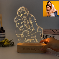 HeartGlow fotolamp met lasergegraveerd silhouet van koppel en tekst Ik hou van jou op houten basis, USB-aansluiting zichtbaar