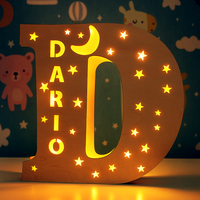 Houten letterlamp D met naam Dario verlicht in warm wit, sterren en maan, sfeervol nachtlampje babykamer