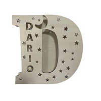 Houten letterlamp D met naam Dario uitgeschakeld, productfoto met sterren en maan uit multiplex hout