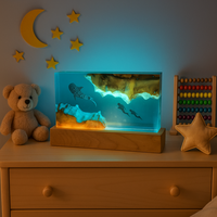 LumaReef onderwaterlamp in kinderkamer met knuffelbeer, sterren en maan-decoratie — sfeervol nachtlampje