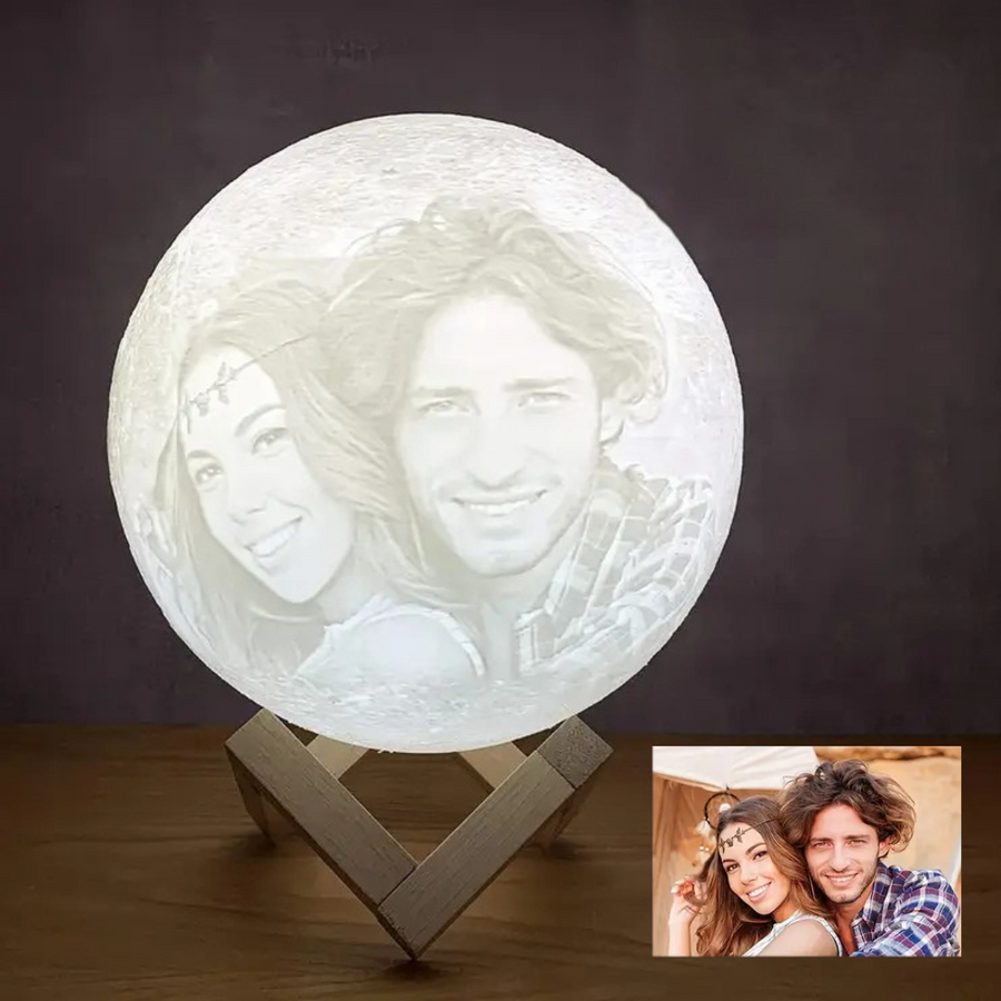 MemoraMoon 3D-geprinte maanlamp met portretfoto van koppel verlicht op houten standaard, vergelijking met originele foto