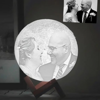 MemoraMoon maanlamp met zwart-wit bruidsfoto van bruidspaar in 3D-print op houten standaard, met originele foto