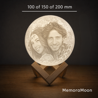 MemoraMoon maanlamp beschikbaar in formaten 100, 150 en 200 mm met foto van koppel 3D-geprint op houten standaard