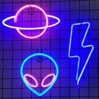 NeonAura LED Neon designs Saturnus, Alien en Lightning op gridachtergrond als wandlamp collectie