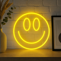 Smiley Face Neon Sign gele LED-wandlamp aan witte bakstenen muur — lachend gezicht 26 cm sfeerverlichting