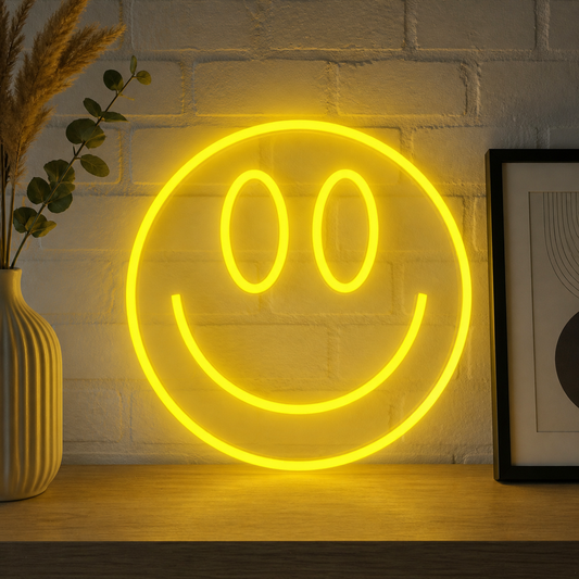 Smiley Face Neon Sign gele LED-wandlamp aan witte bakstenen muur — lachend gezicht 26 cm sfeerverlichting