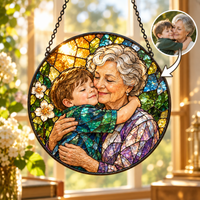 Zonnevanger met eigen foto van oma en kleinzoon in glas-in-lood stijl, hangend voor het raam
