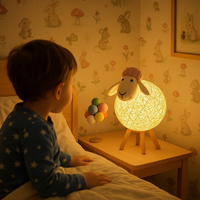 WoolyGlow schaap nachtlamp op nachtkastje terwijl kind in sterrenpyjama bewondert in slaapkamer met konijnen-behang