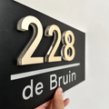 LumiRelief – Verlicht Huisnummerbord met 3D-cijfers en Straatnaam | USB, 30 × 15 cm