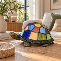 Tiffany schildpadlamp van gekleurd glas in lood in een lichte woonkamer