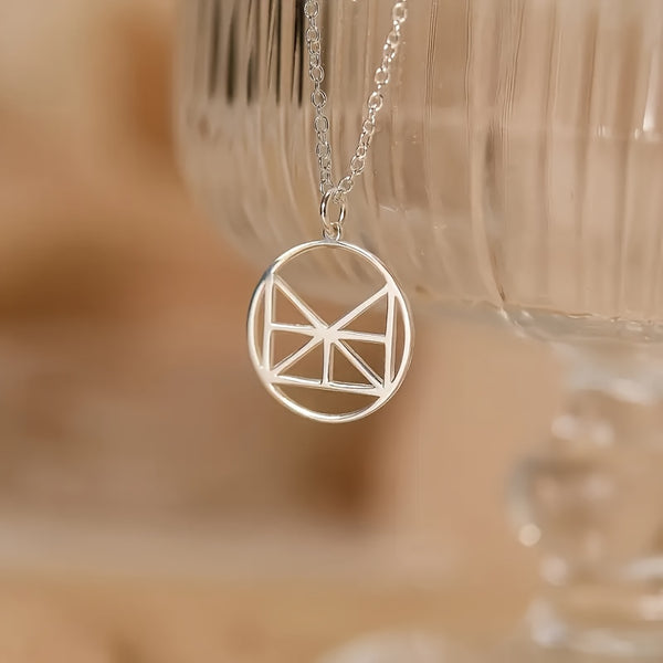 Drie monogramhangers met verschillende namen naast elkaar