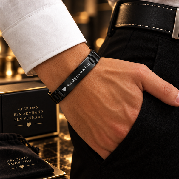 Gepersonaliseerde armband met gravure, gedragen om de pols