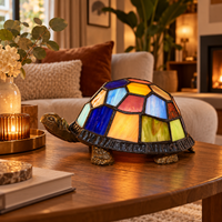 Tiffany schildpadlamp van glas in lood met gekleurd licht op een houten salontafel