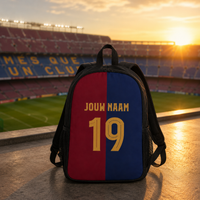 FC Barcelona rugzak in rood-blauw met eigen naam en rugnummer 19, voor het stadion bij zonsondergang
