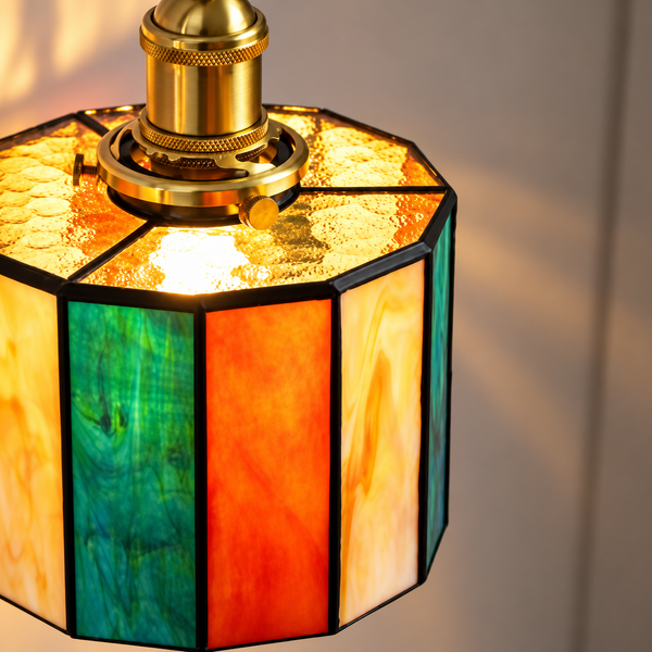 Tiffany hanglamp Retrostreep aan: warm licht door het groene, oranje en crèmekleurige glas-in-lood